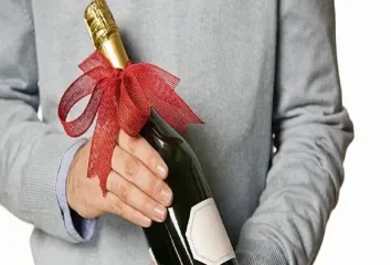 В день рождения - бутылка шампанского в подарок!
